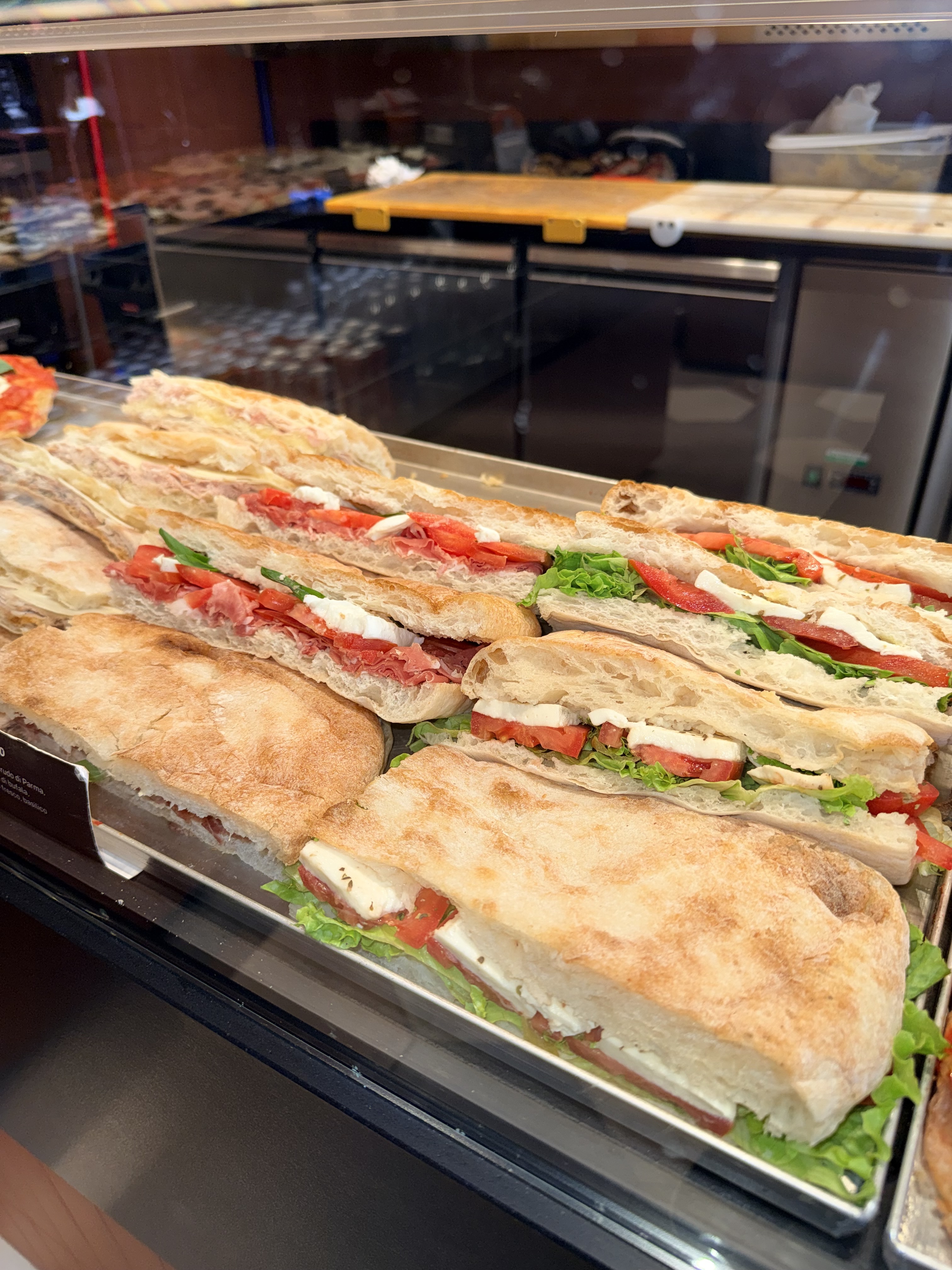 Pizza e focacce esposte al banco Longato