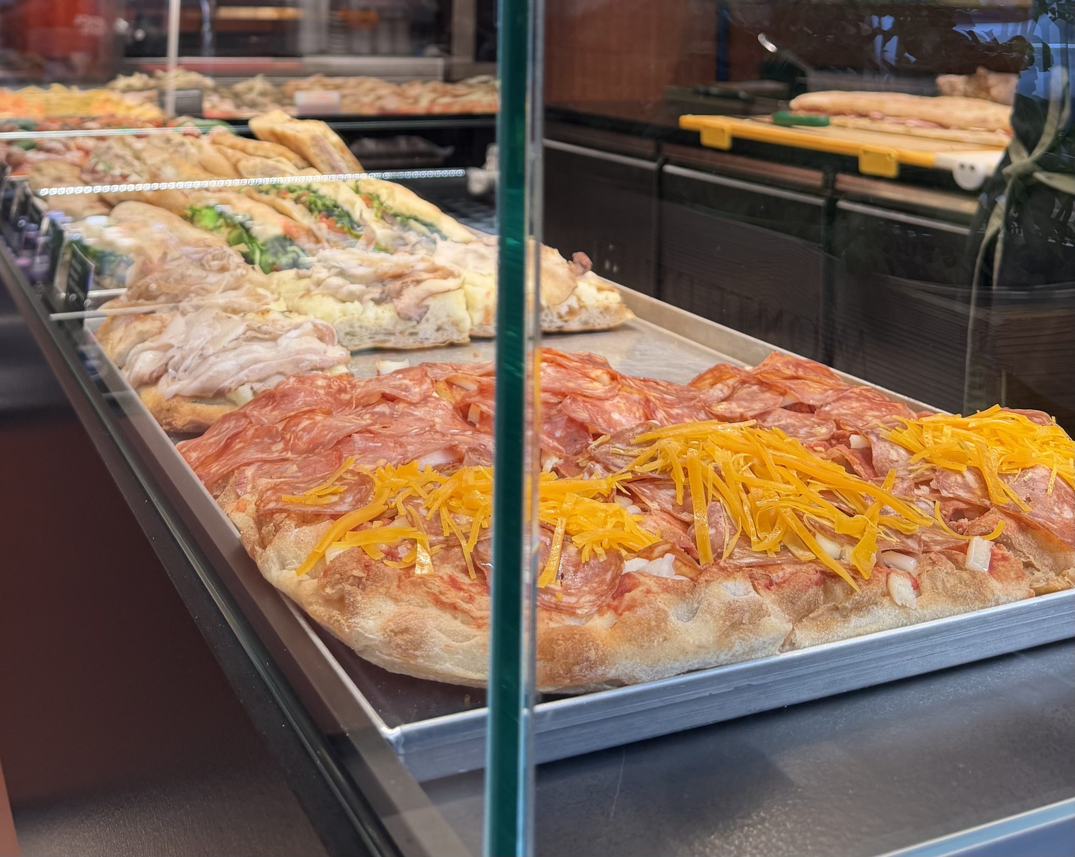 Pizza e focacce esposte al banco Longato