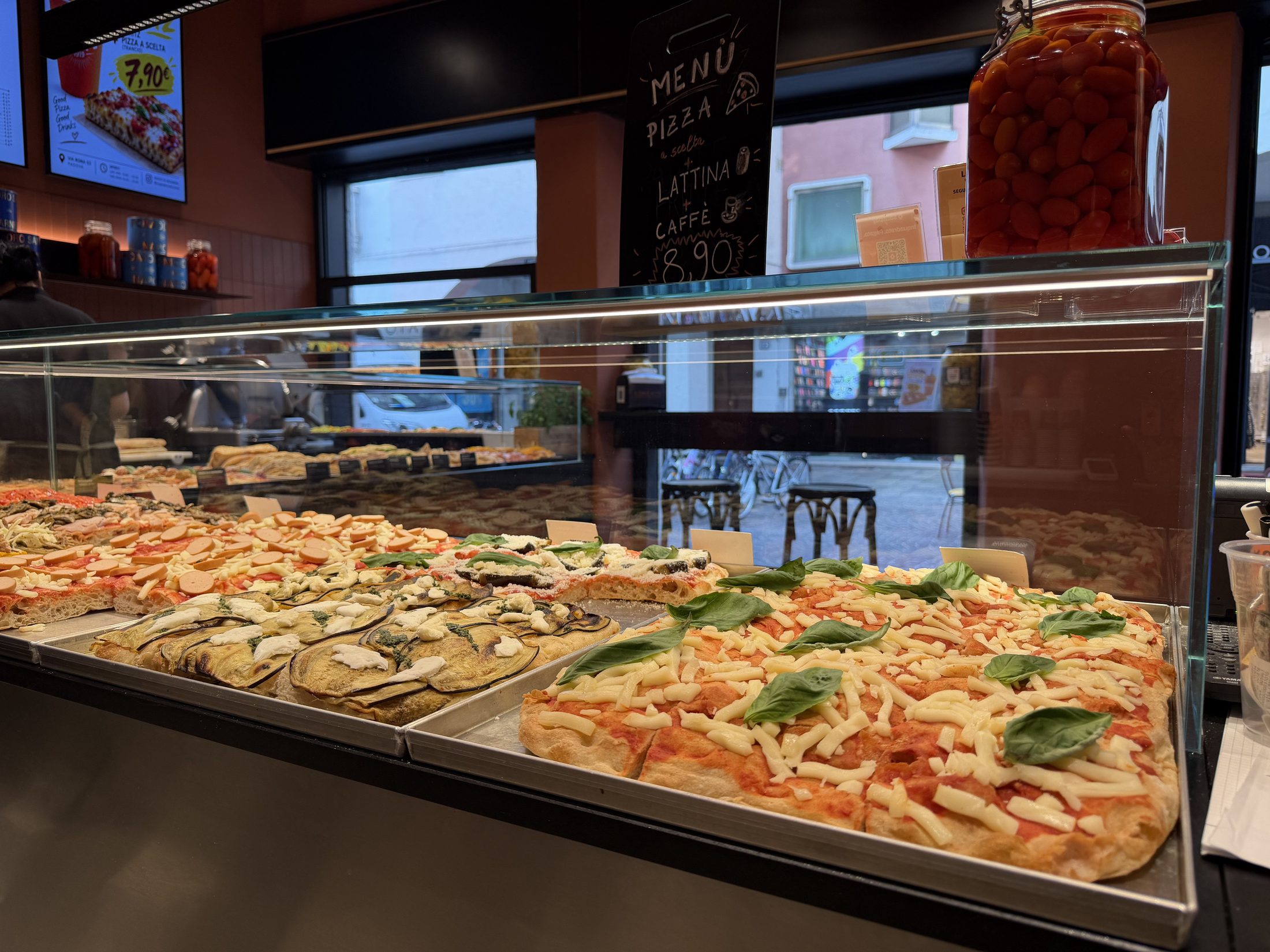 Pizza in teglia esposta al banco Longato